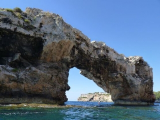  rocher en forme de pont dans la mer 
